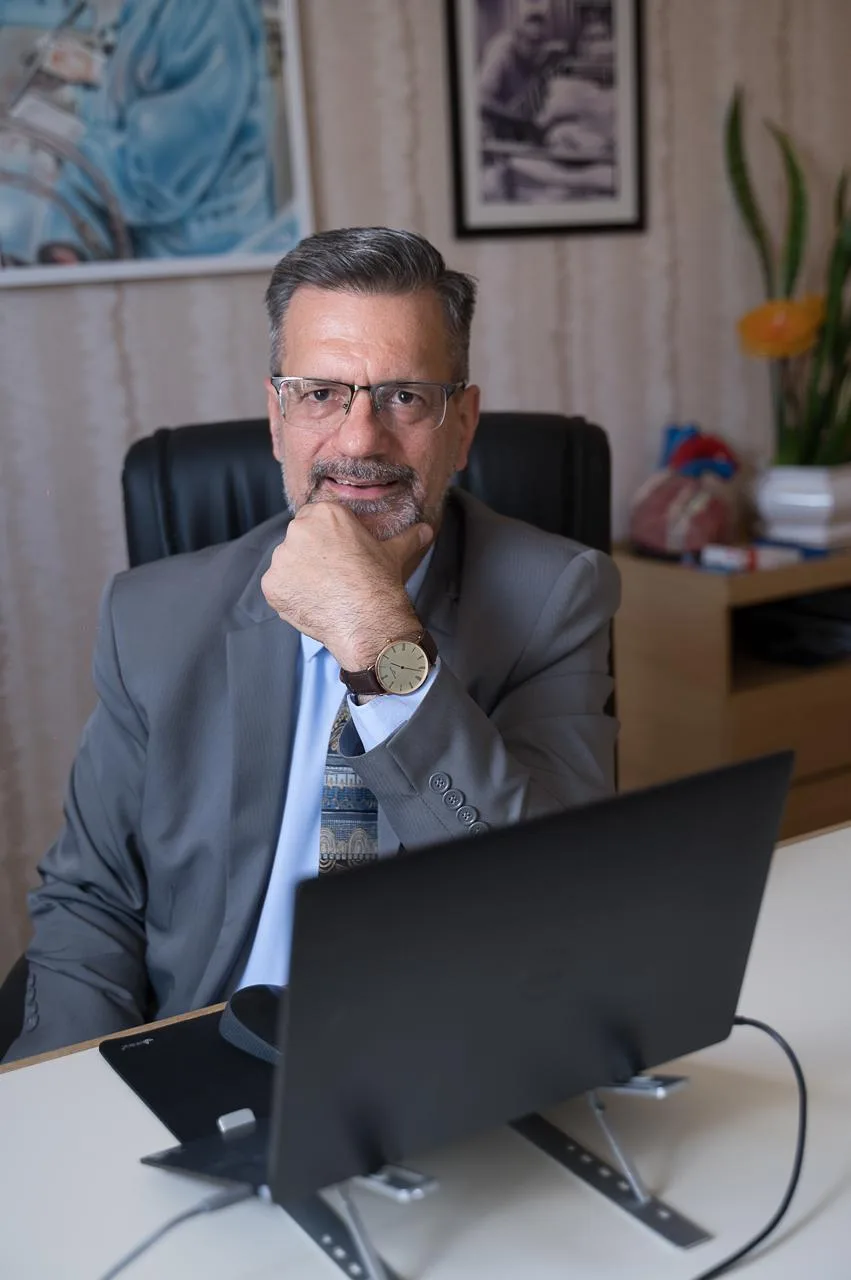 Prof. Dr. Marco Antônio Volpe em seu consultório